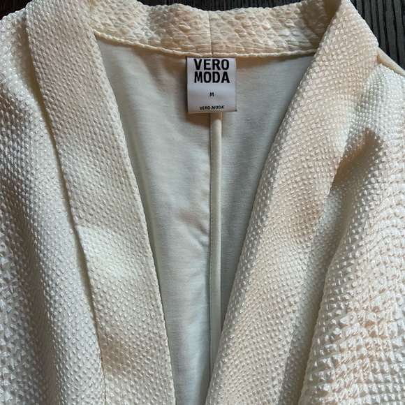 Vero Moda - soft blazer with texture on front - Picture 2 of 3